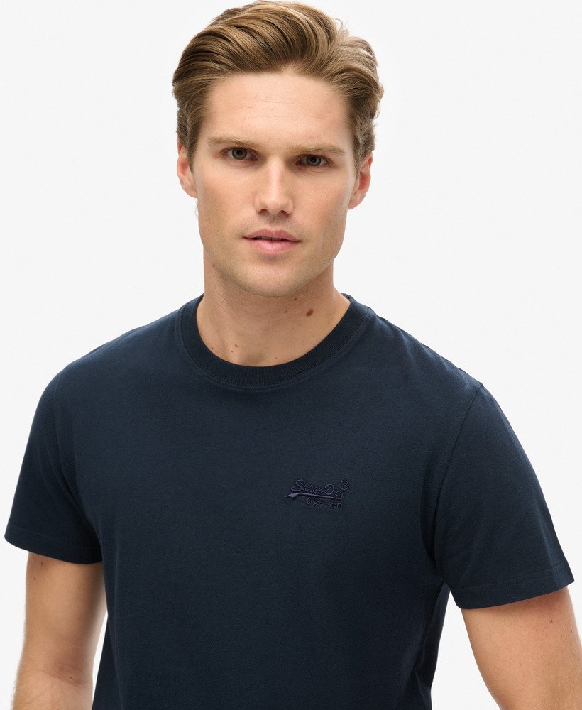 camiseta essential logo em algodão orgânico na cor azul-marinho eclipse
