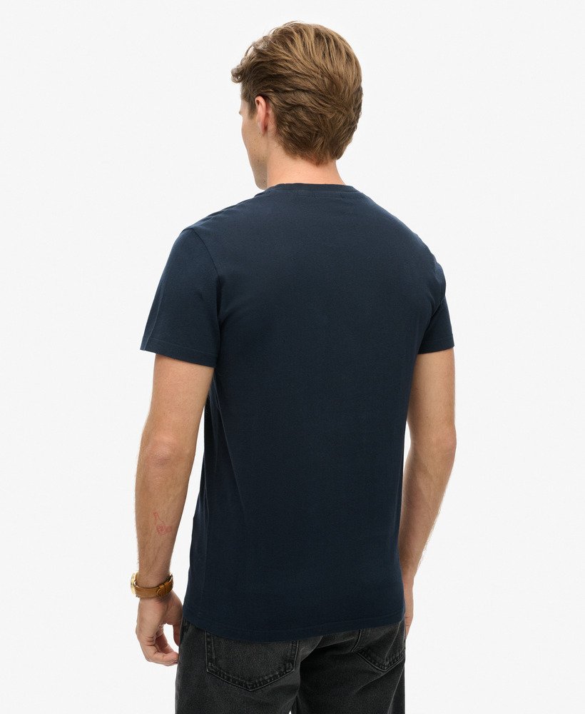camiseta essential logo em algodão orgânico na cor azul-marinho eclipse
