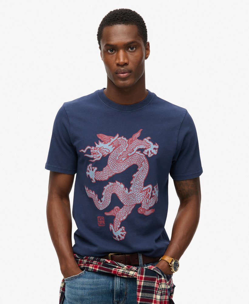 camiseta vintage superdry x komodo na cor azul marinho mais intenso.