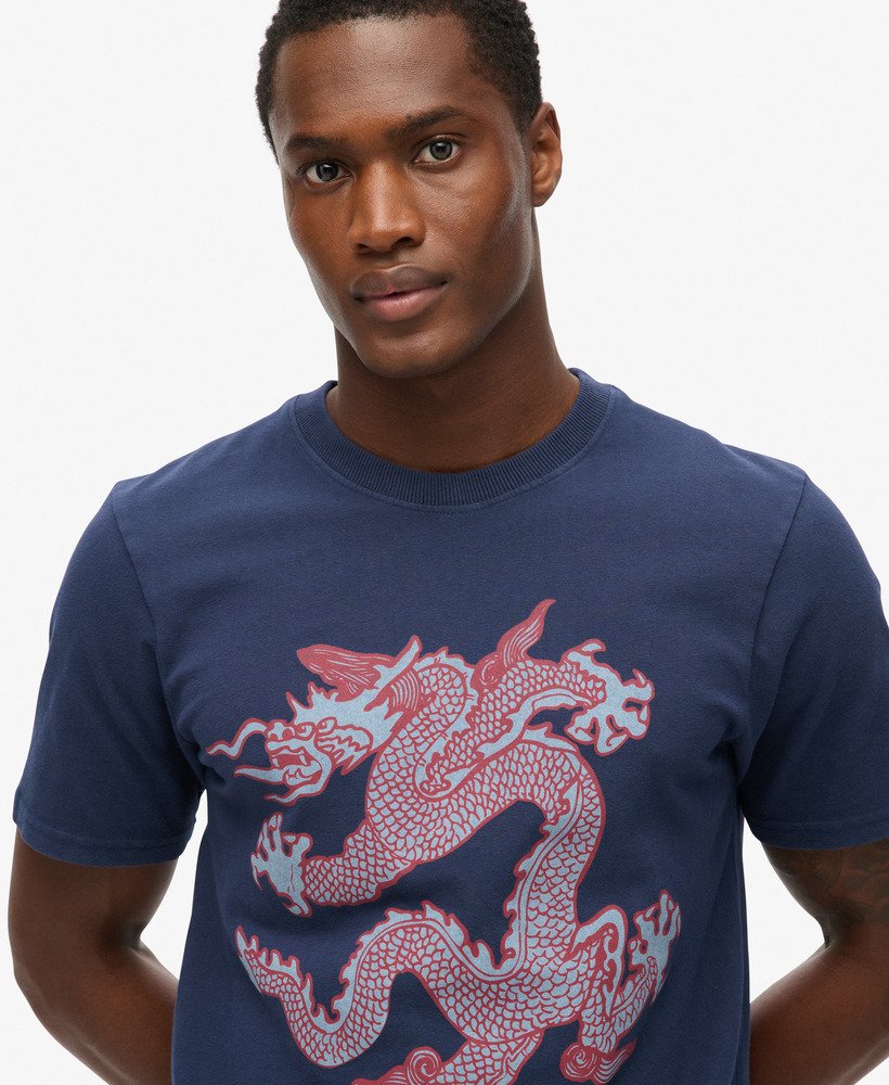 camiseta vintage superdry x komodo na cor azul marinho mais intenso.
