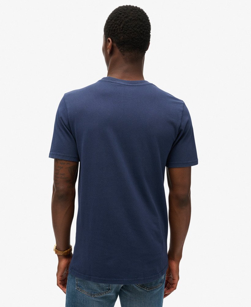 camiseta vintage superdry x komodo na cor azul marinho mais intenso.