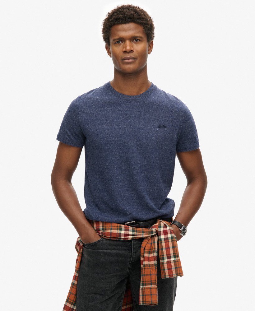 camiseta essential small logo em algodão orgânico na cor azul Índigo mesclado escuro