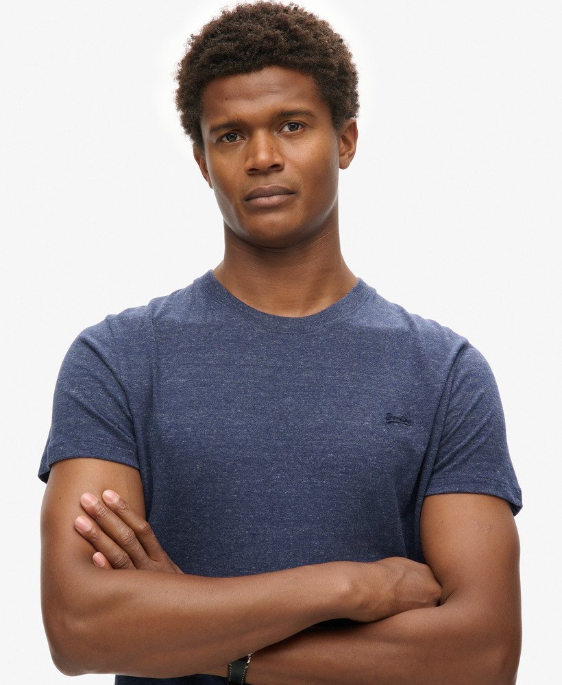 camiseta essential small logo em algodão orgânico na cor azul Índigo mesclado escuro