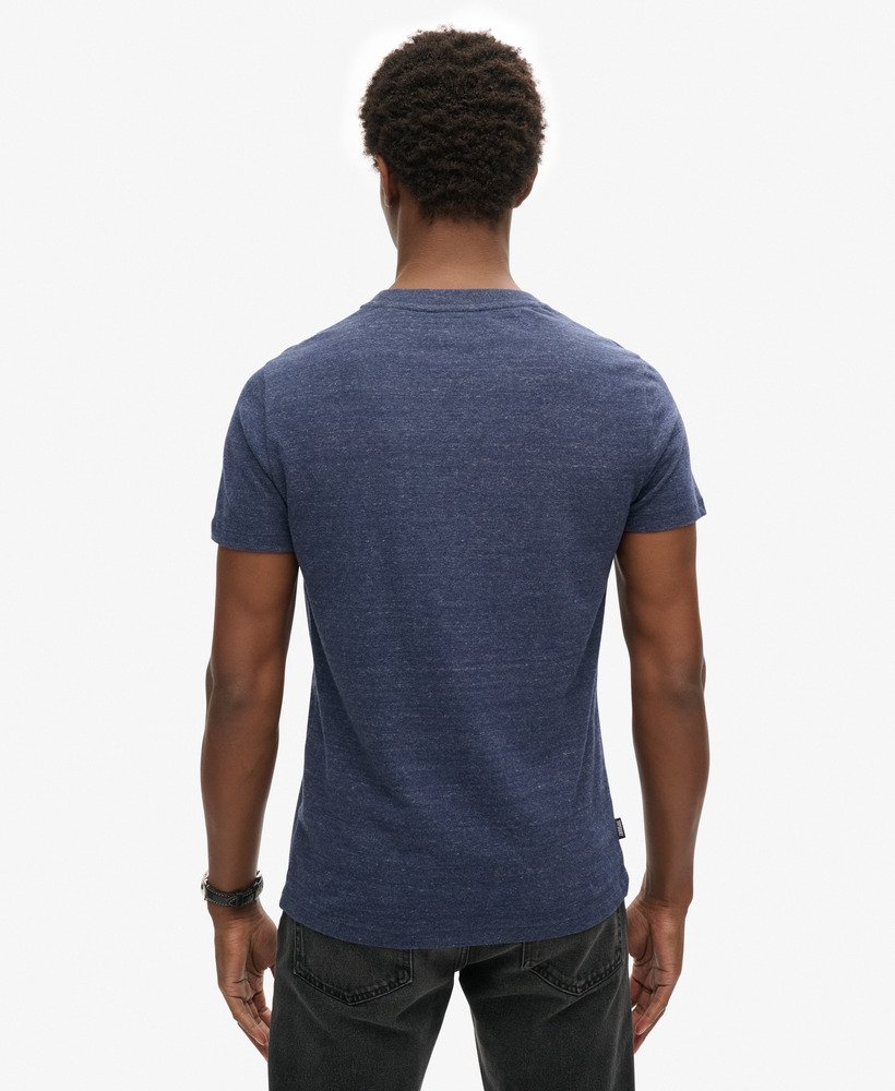 camiseta essential small logo em algodão orgânico na cor azul Índigo mesclado escuro