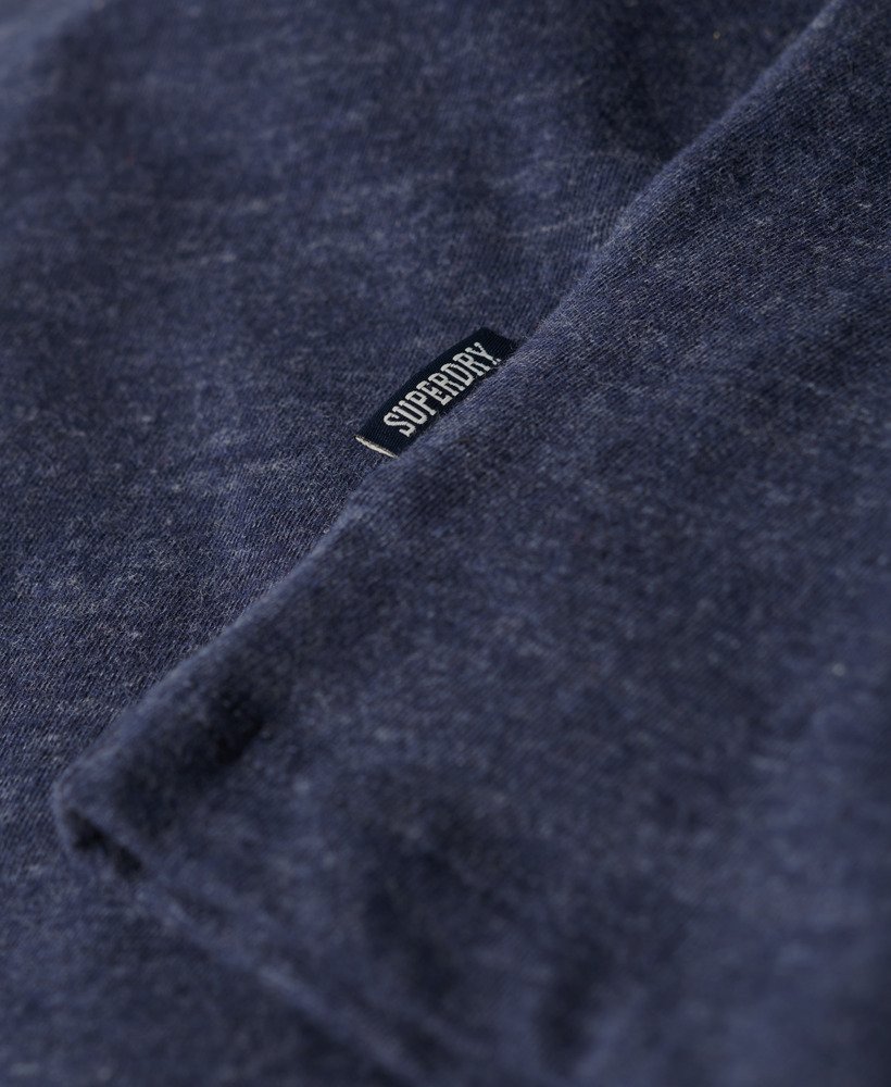 camiseta essential small logo em algodão orgânico na cor azul Índigo mesclado escuro