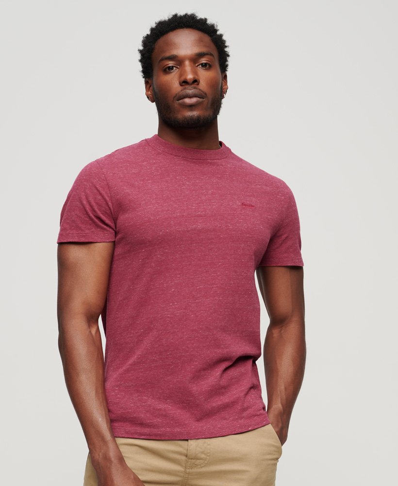 camiseta essential small logo em algodão orgânico na cor vermelho mesclado.