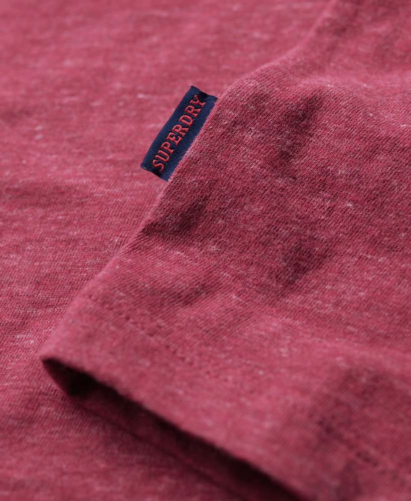 camiseta essential small logo em algodão orgânico na cor vermelho mesclado.