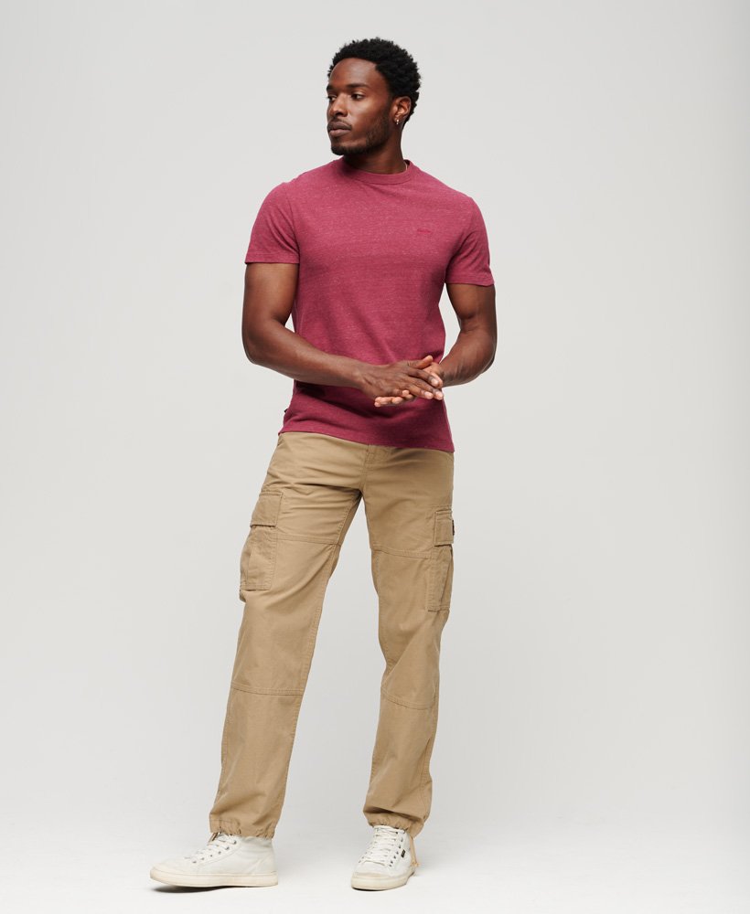 camiseta essential small logo em algodão orgânico na cor vermelho mesclado.