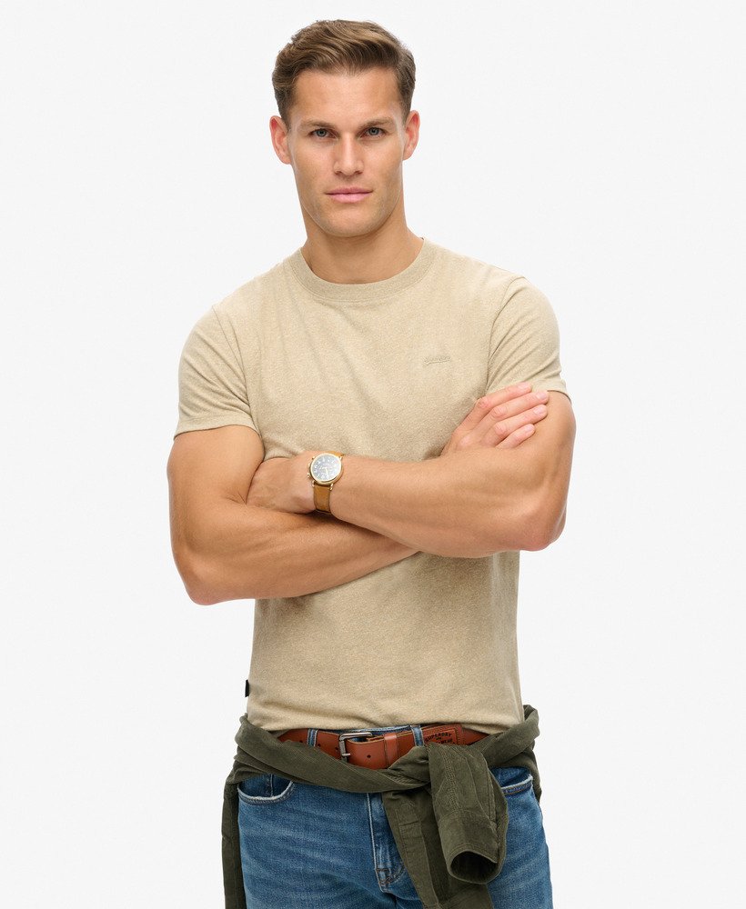 camiseta essential small logo em algodão orgânico na cor marrom mesclado
