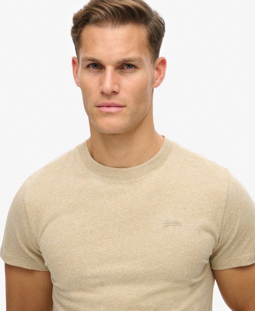 camiseta essential small logo em algodão orgânico na cor marrom mesclado