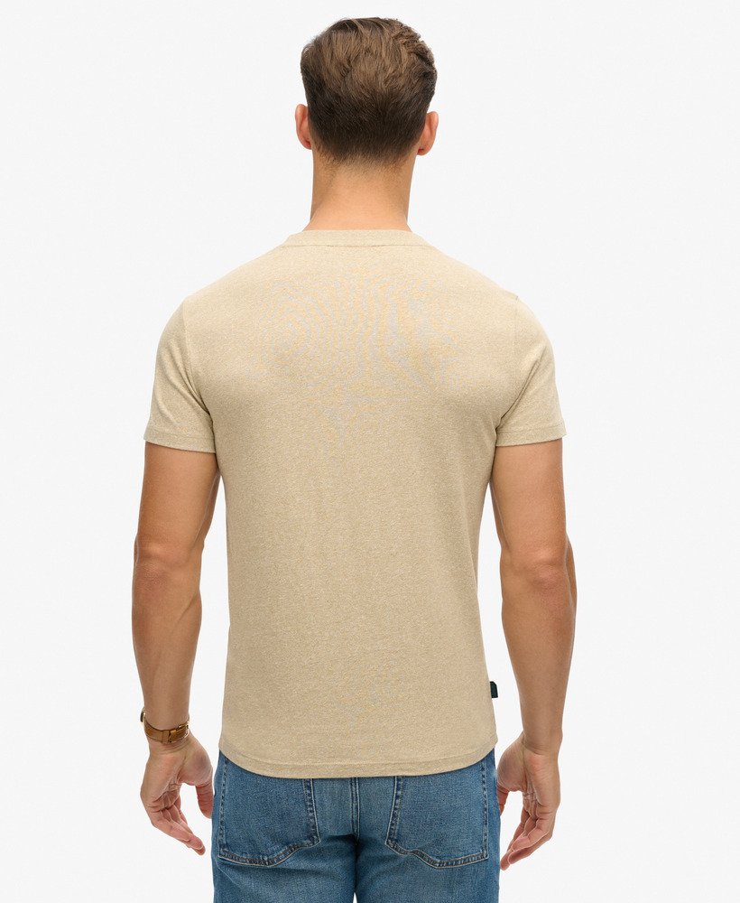 camiseta essential small logo em algodão orgânico na cor marrom mesclado