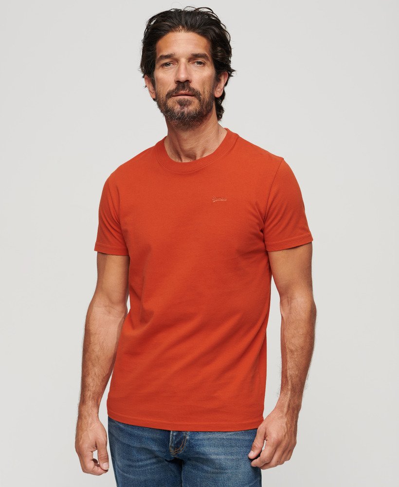 camiseta essential small logo em algodão orgânico na cor laranja ferrugem da denim co.