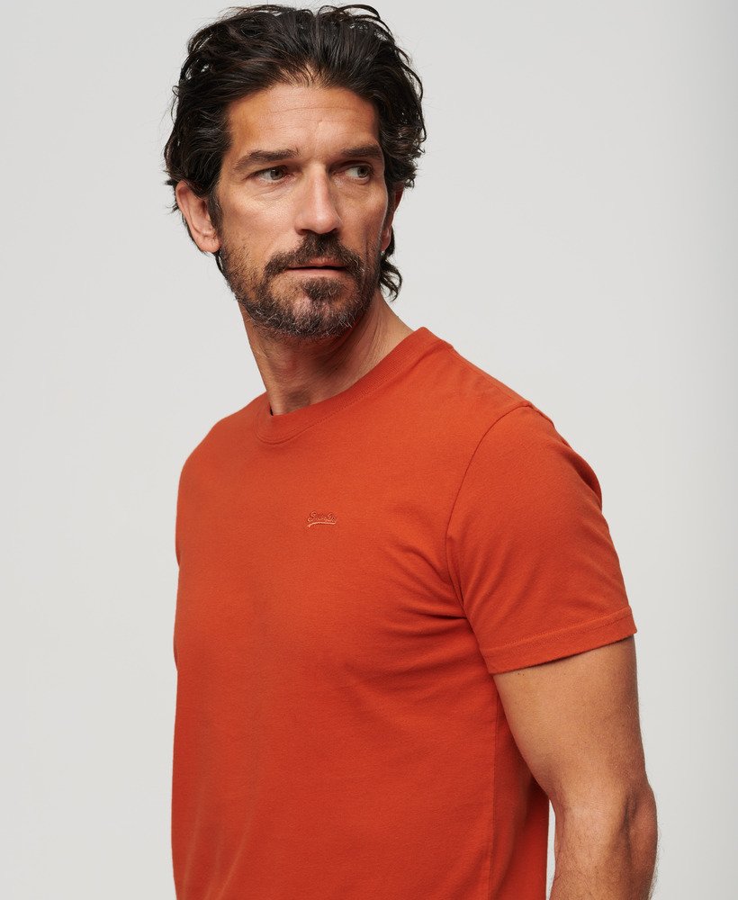 camiseta essential small logo em algodão orgânico na cor laranja ferrugem da denim co.