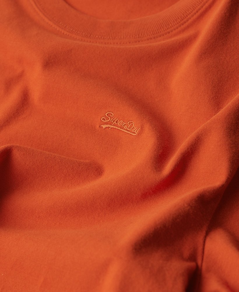 camiseta essential small logo em algodão orgânico na cor laranja ferrugem da denim co.