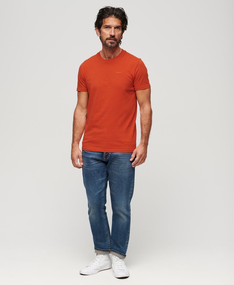 camiseta essential small logo em algodão orgânico na cor laranja ferrugem da denim co.