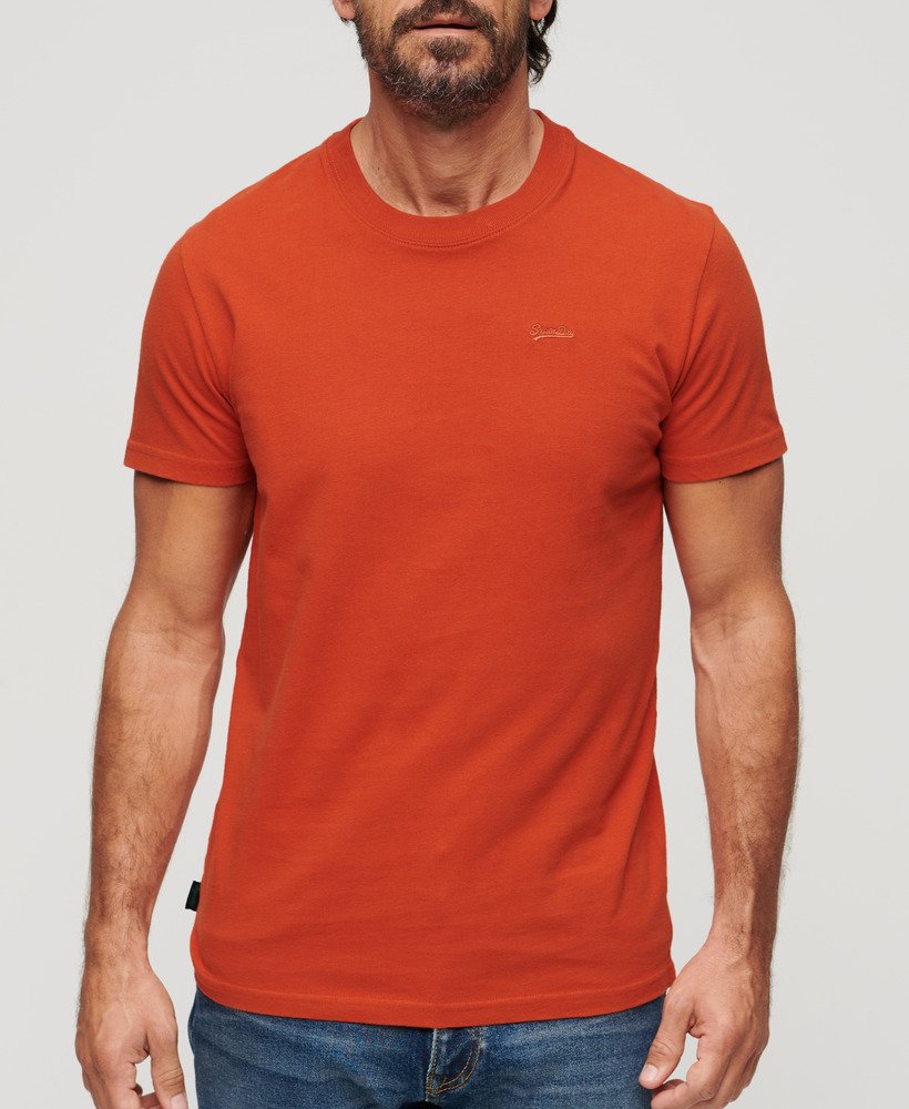 camiseta essential small logo em algodão orgânico na cor laranja ferrugem da denim co.