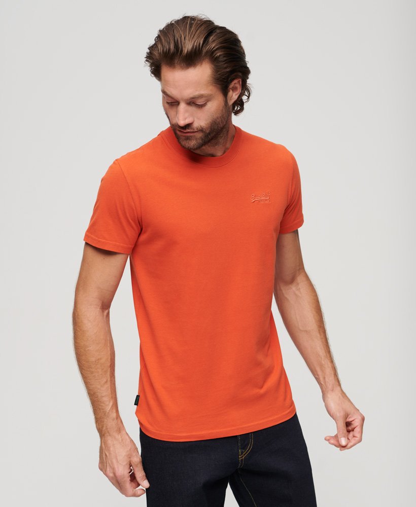 camiseta vintage com logo bordado em denim co na cor laranja ferrugem.