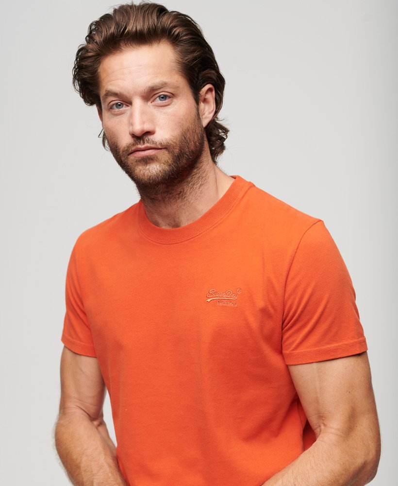 camiseta vintage com logo bordado em denim co na cor laranja ferrugem.