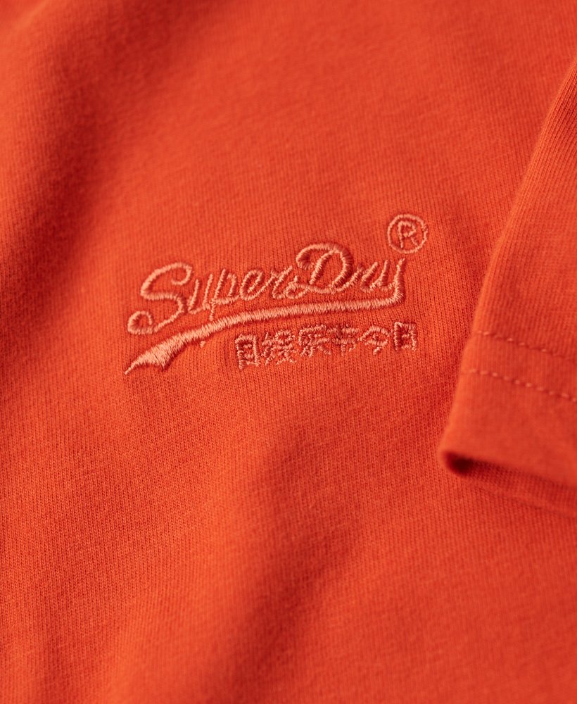 camiseta vintage com logo bordado em denim co na cor laranja ferrugem.