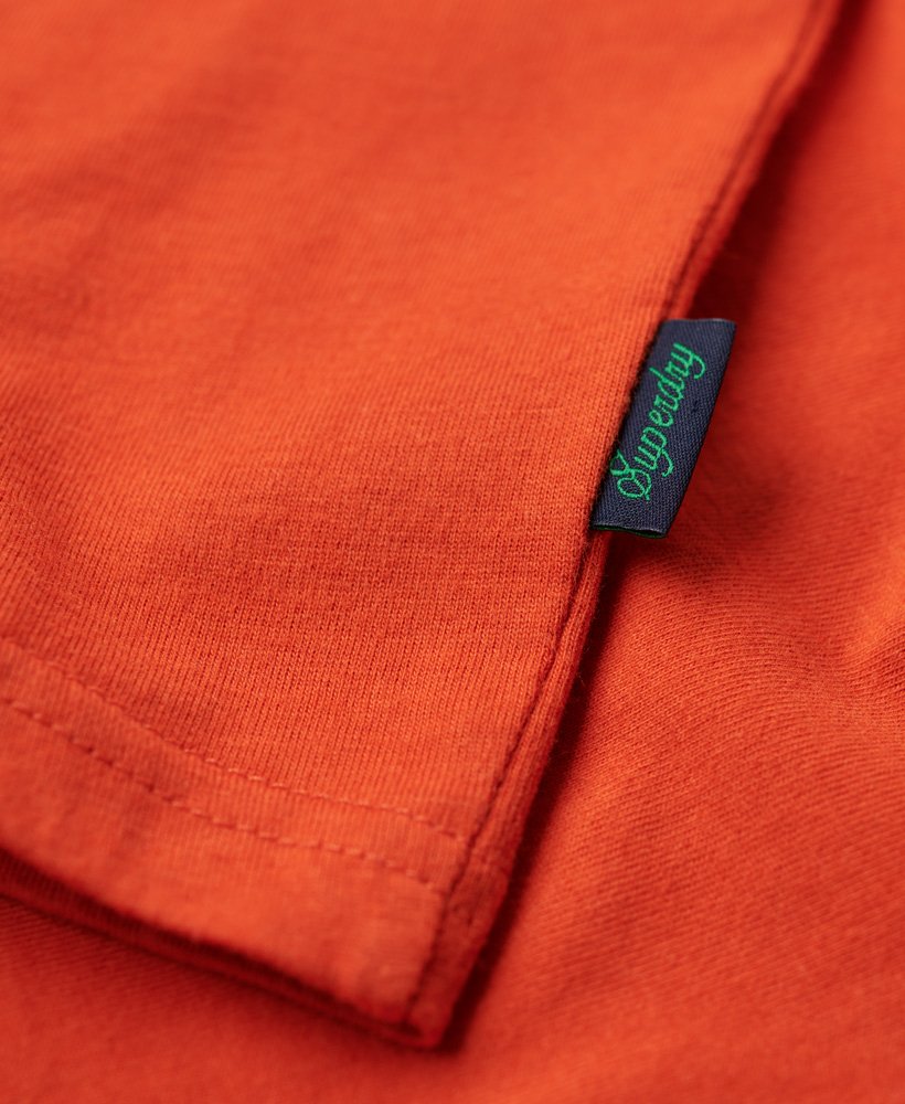 camiseta vintage com logo bordado em denim co na cor laranja ferrugem.