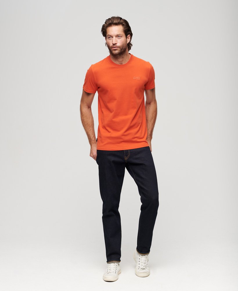 camiseta vintage com logo bordado em denim co na cor laranja ferrugem.