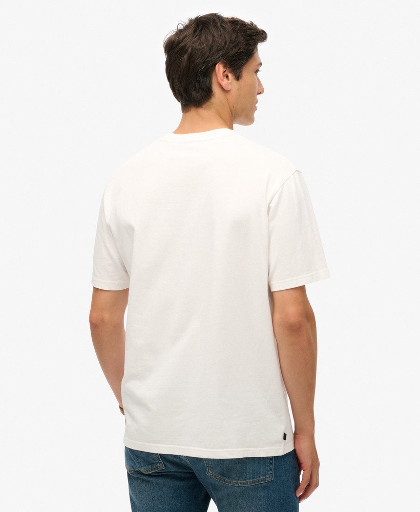 camiseta folgada com logo principal em degradê branco brilhante.
