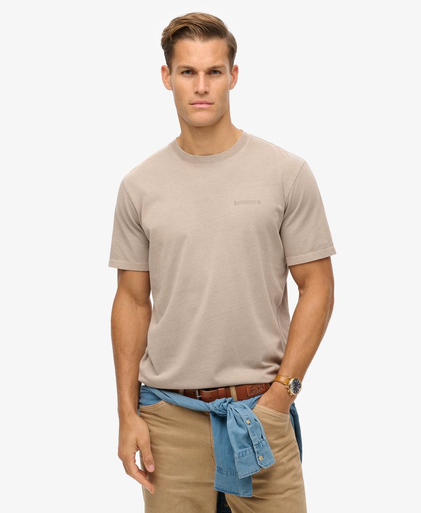 camiseta folgada com logo tingido em tom bege escuro texturizado.