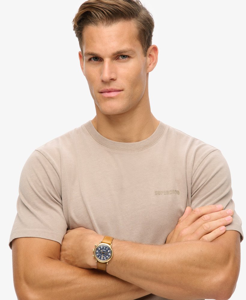 camiseta folgada com logo tingido em tom bege escuro texturizado.