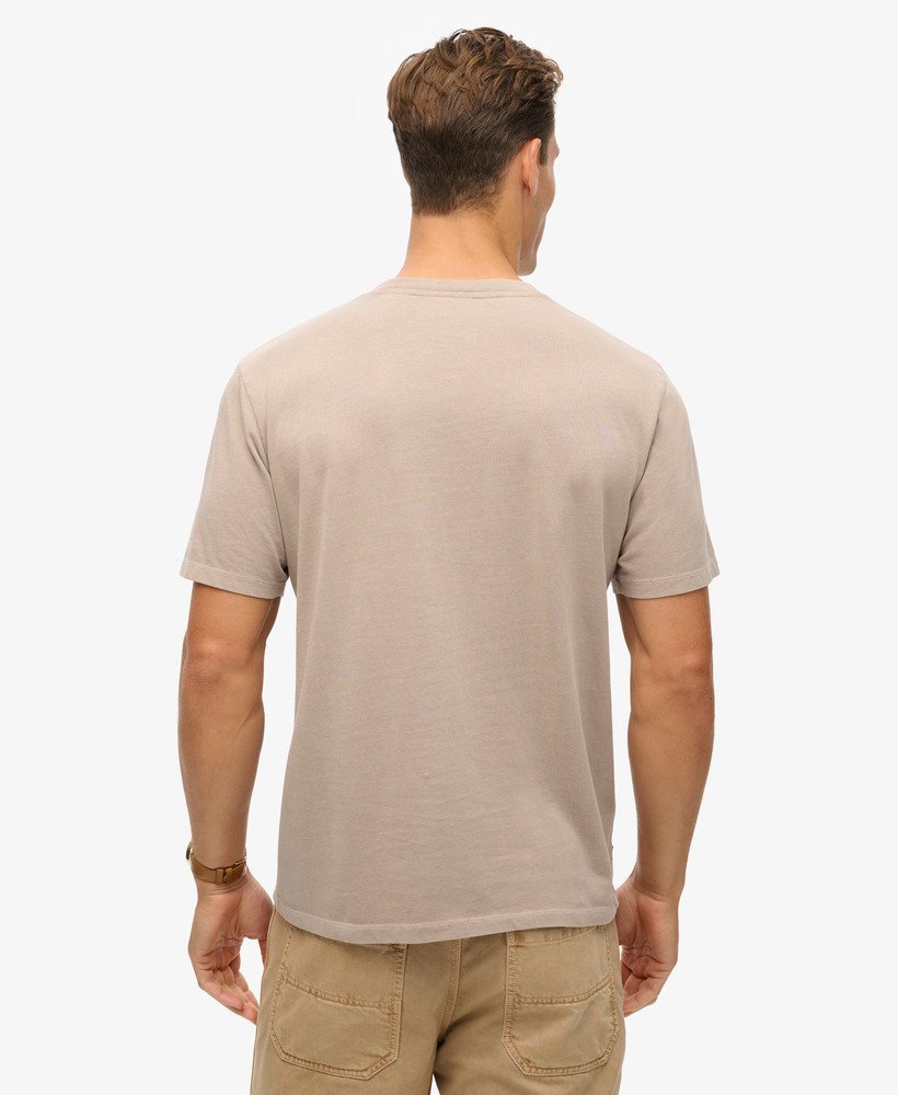 camiseta folgada com logo tingido em tom bege escuro texturizado.