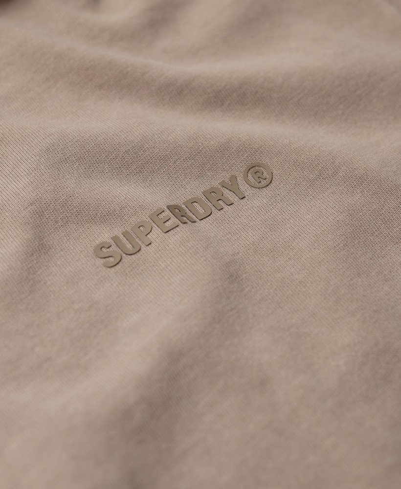 camiseta folgada com logo tingido em tom bege escuro texturizado.