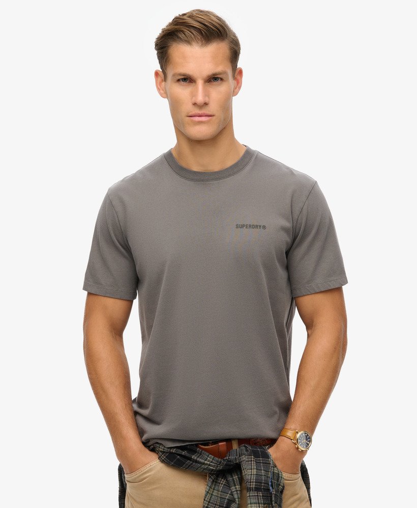 camiseta folgada com logo tingido em cinza escuro.