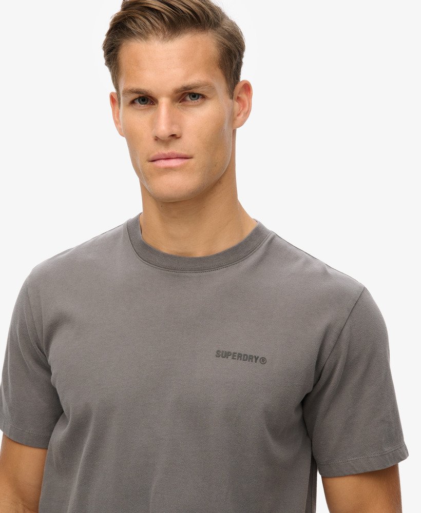 camiseta folgada com logo tingido em cinza escuro.
