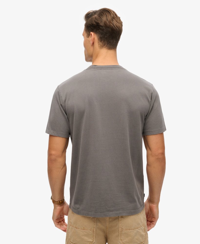 camiseta folgada com logo tingido em cinza escuro.