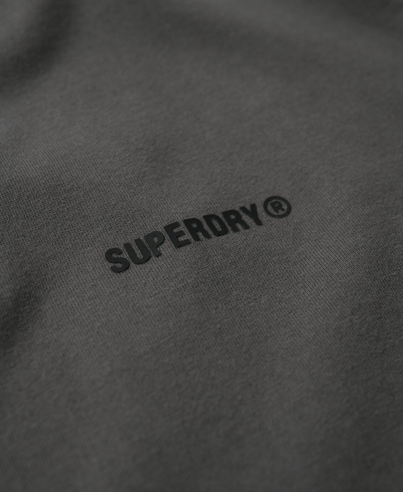 camiseta folgada com logo tingido em cinza escuro.