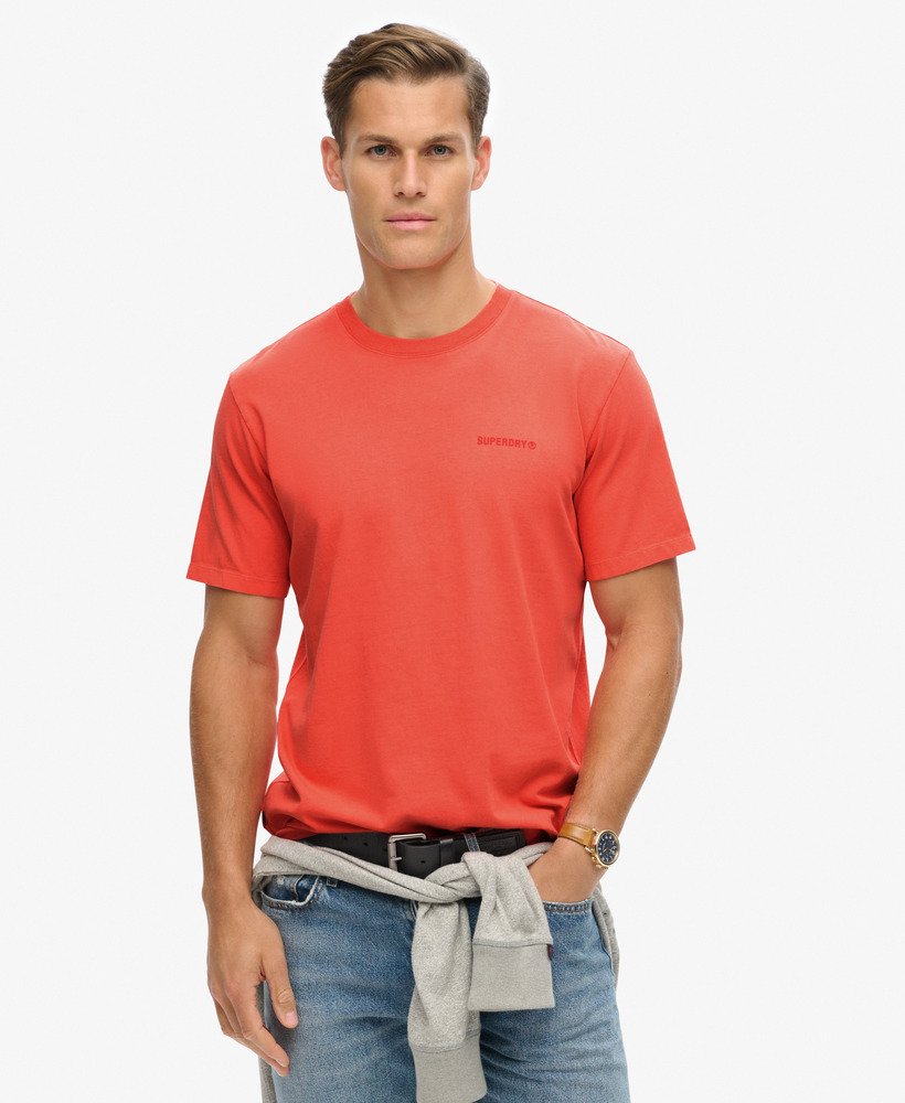 camiseta folgada com logo tingido em tom coral vibrante.