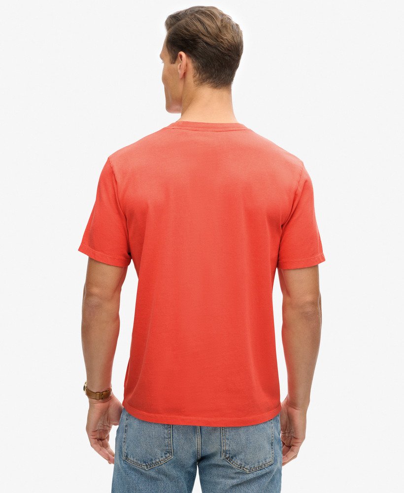 camiseta folgada com logo tingido em tom coral vibrante.