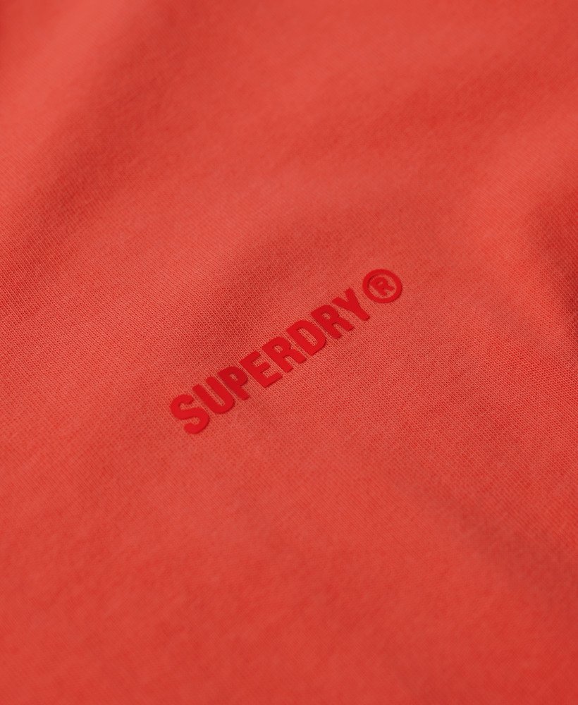 camiseta folgada com logo tingido em tom coral vibrante.