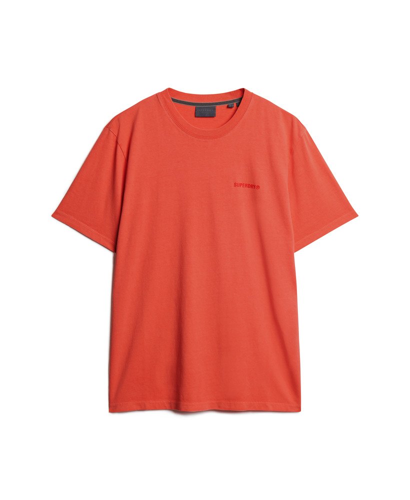 camiseta folgada com logo tingido em tom coral vibrante.