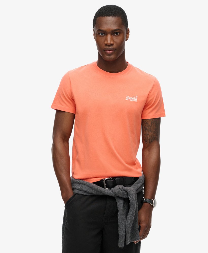 camiseta essential logo em algodão orgânico na cor coral sunburst