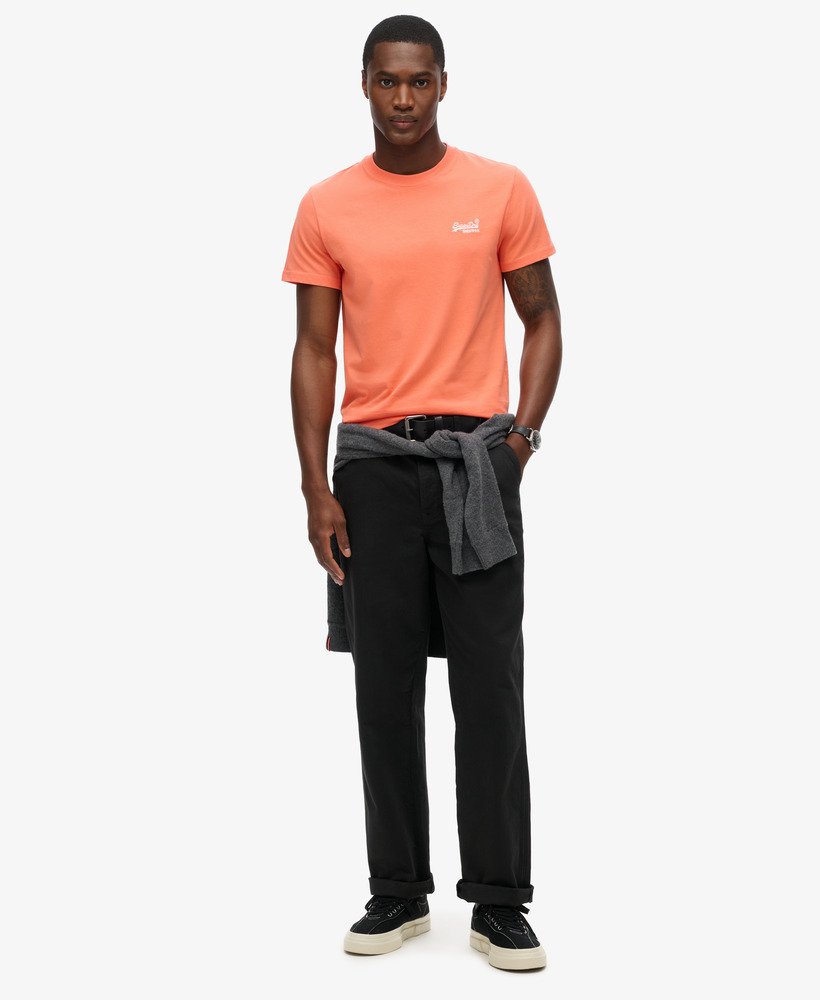camiseta essential logo em algodão orgânico na cor coral sunburst