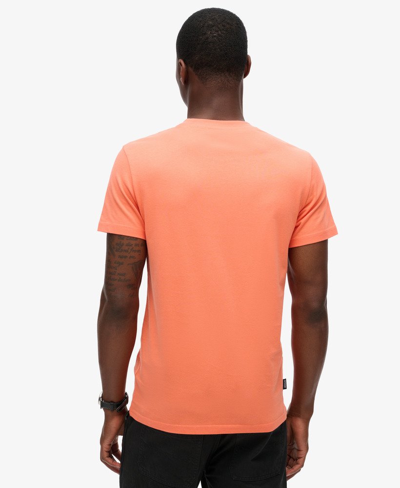 camiseta essential logo em algodão orgânico na cor coral sunburst