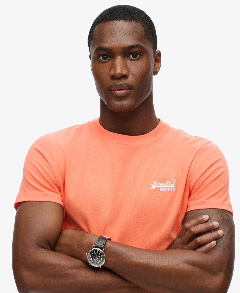 camiseta essential logo em algodão orgânico na cor coral sunburst