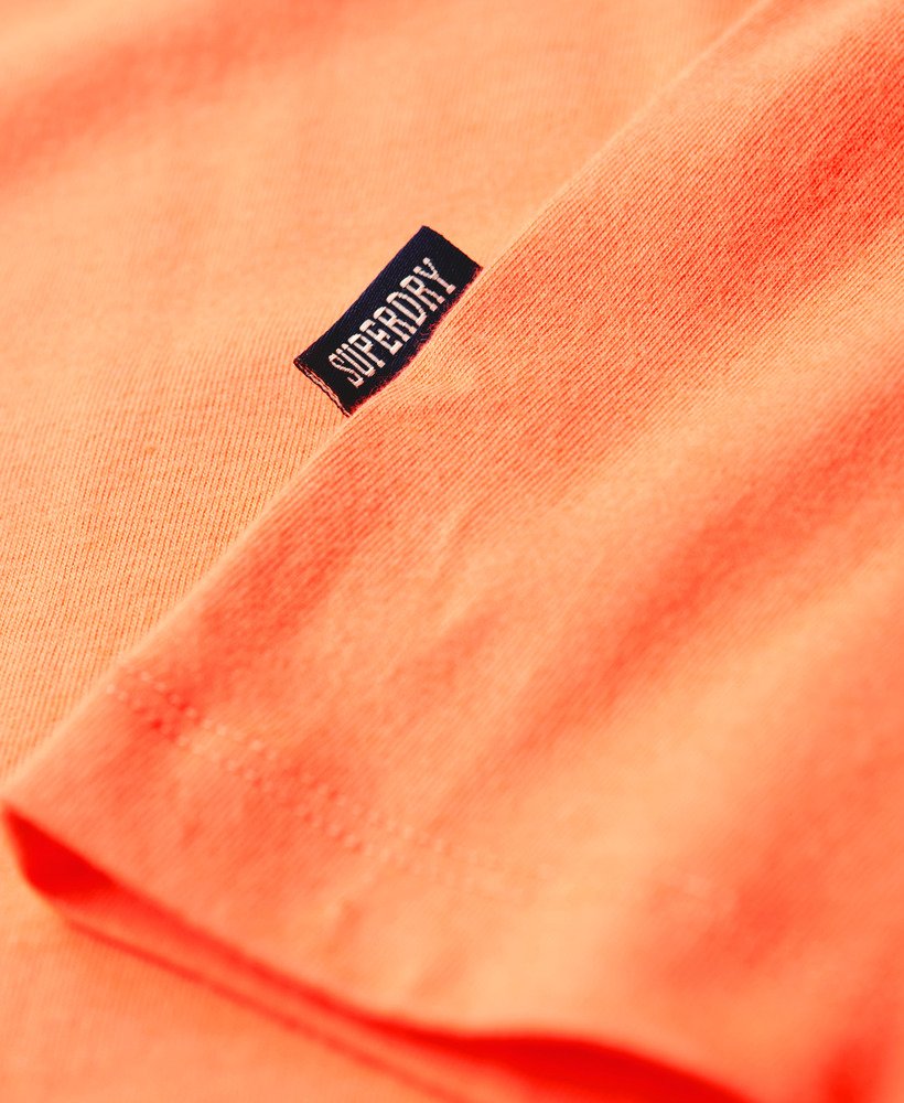 camiseta essential logo em algodão orgânico na cor coral sunburst