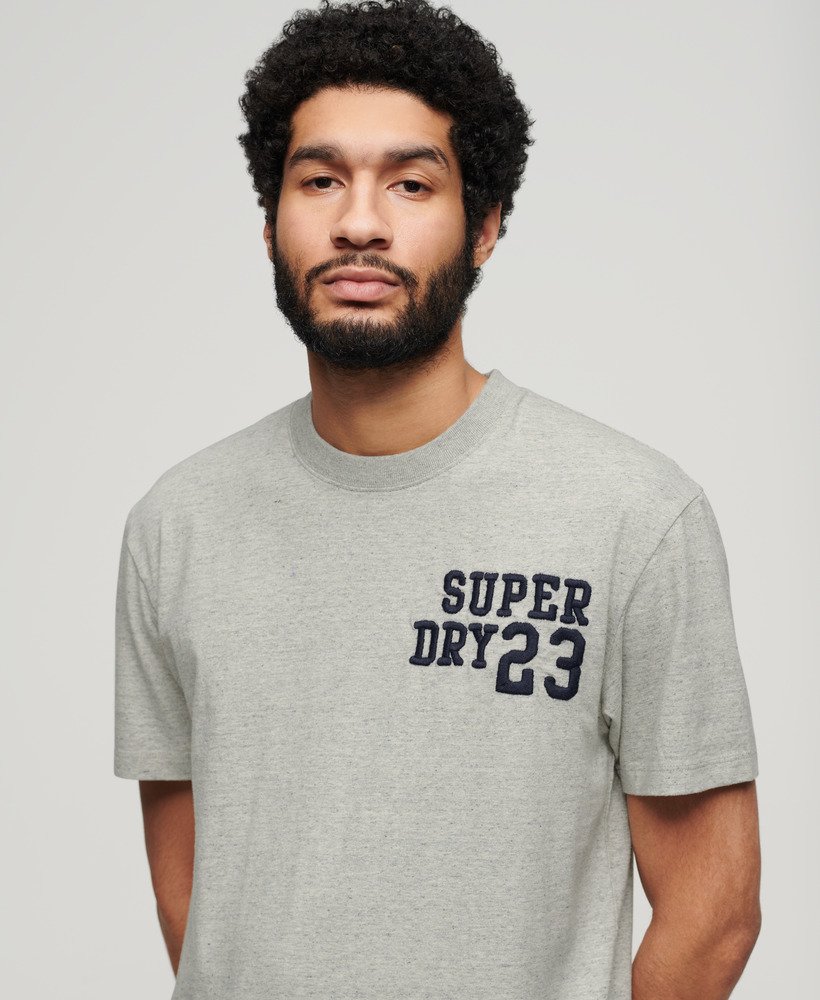 camiseta superstate athletic com logotipo bordado na cor cinza mesclado.