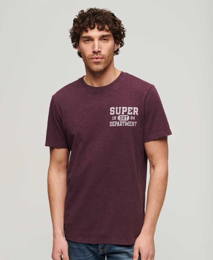 camiseta esportiva universitária com estampa na cor roxa figo texturizada.