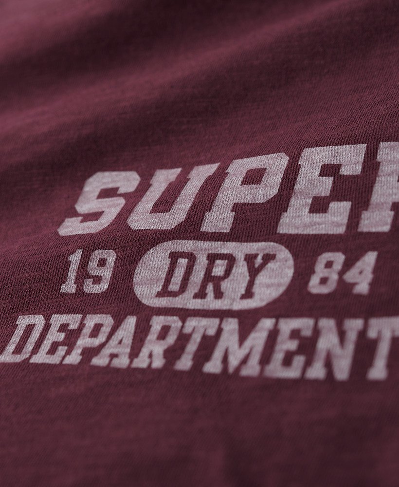 camiseta esportiva universitária com estampa na cor roxa figo texturizada.
