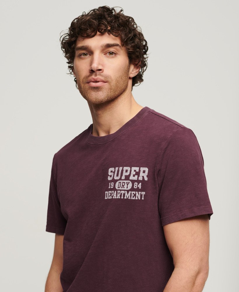 camiseta esportiva universitária com estampa na cor roxa figo texturizada.