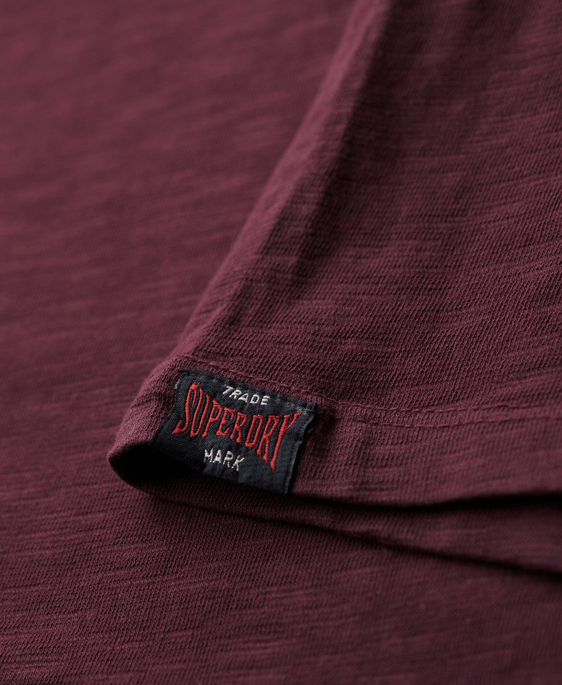 camiseta esportiva universitária com estampa na cor roxa figo texturizada.