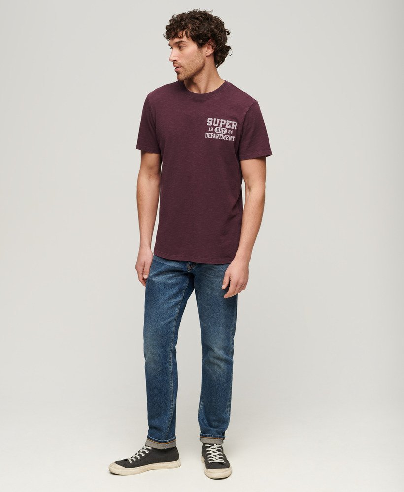 camiseta esportiva universitária com estampa na cor roxa figo texturizada.