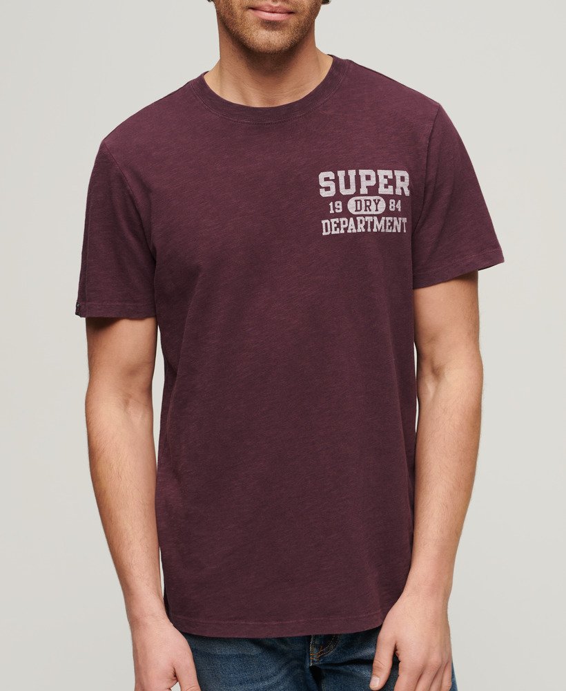 camiseta esportiva universitária com estampa na cor roxa figo texturizada.
